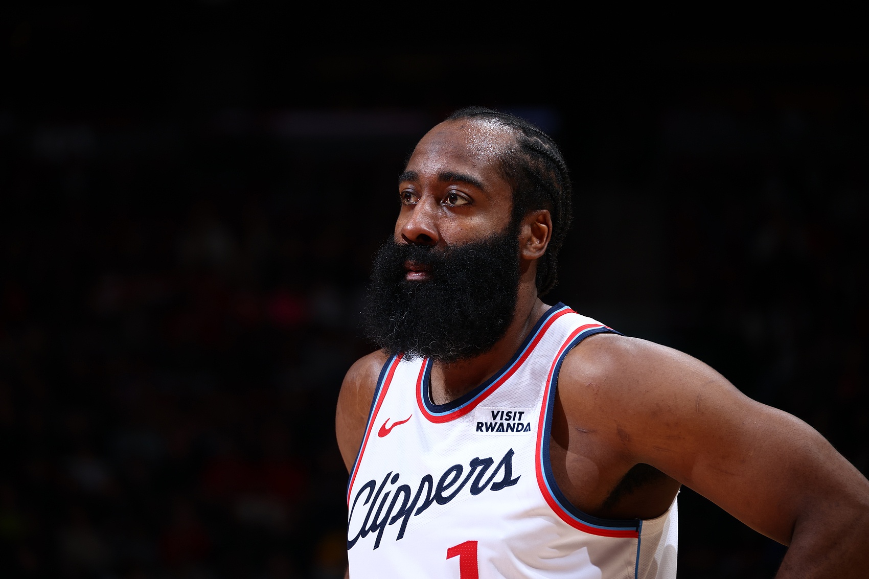 B体育直播运营团队-运筹帷幄！哈登半场13中4拿到10分8助2断 正负值+13