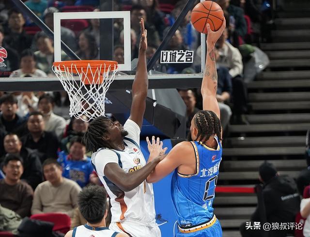 B体育官方-CBA生涯首秀！麦基12中5得12分6板3助 连续“举火烧天”引关注