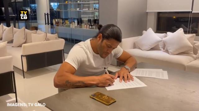 B体育-浩克回归巴甲年薪不足230万欧 签2+1合同落叶归根