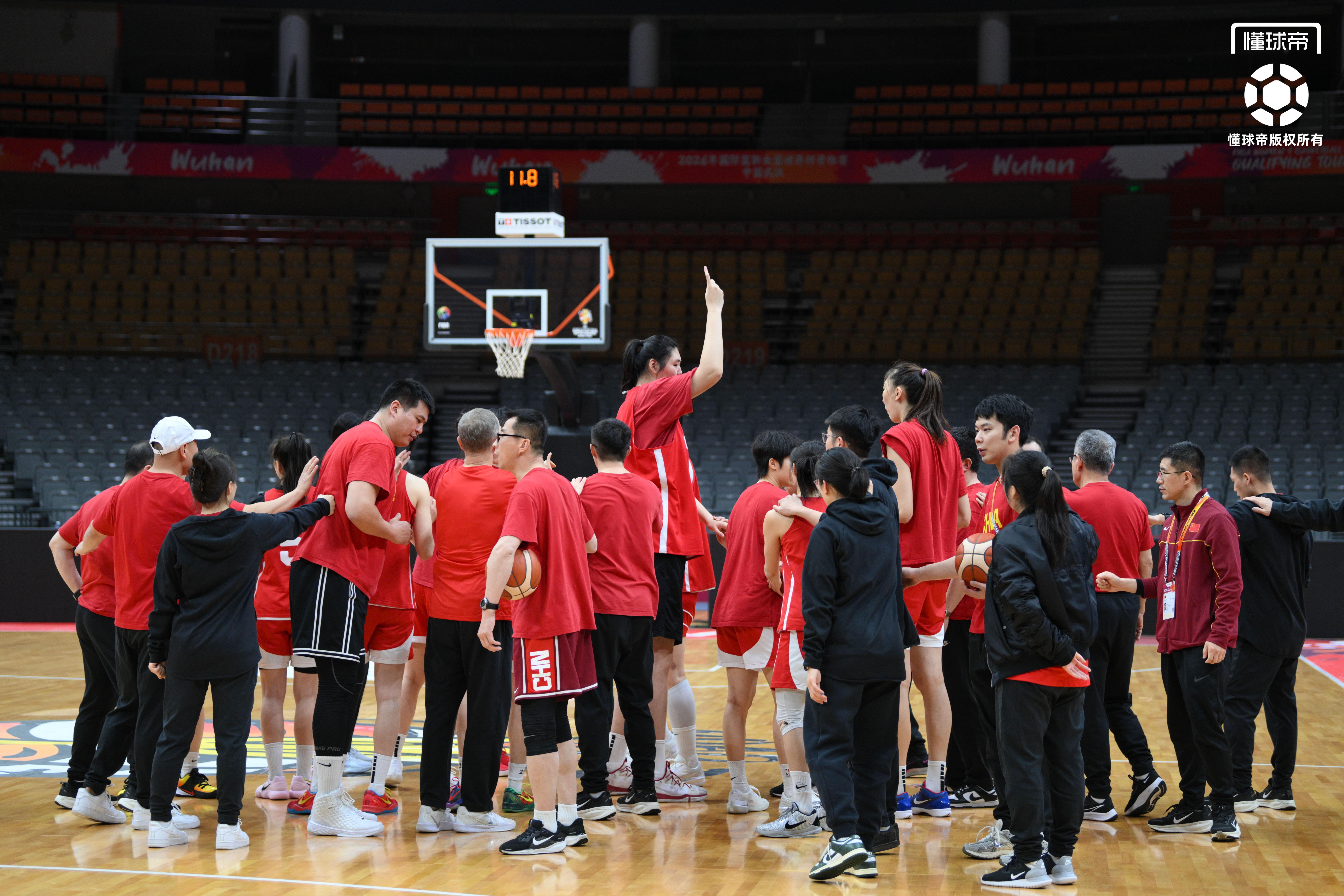 B体育直播运营团队-中国女篮世预赛最后一练，王治郅到场观看&amp;amp;全队精神饱满